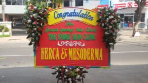 KARANGAN BUNGA PAPAN CONGRATULATION UNTUK WISUDA DI UNIVERSITAS TRISAKTI JAKARTA