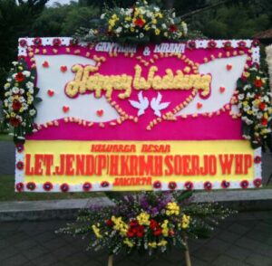 TOKO KARANGAN BUNGA PAPAN UCAPAN HAPPY WEDDING – PESAN BUNGA HAND BOUQUET DI JAKARTA SELATAN, HARGA MURAH!