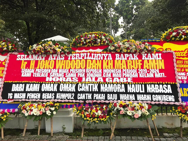 Karangan Bunga Untuk Jokowi Padati Pagar Istana
