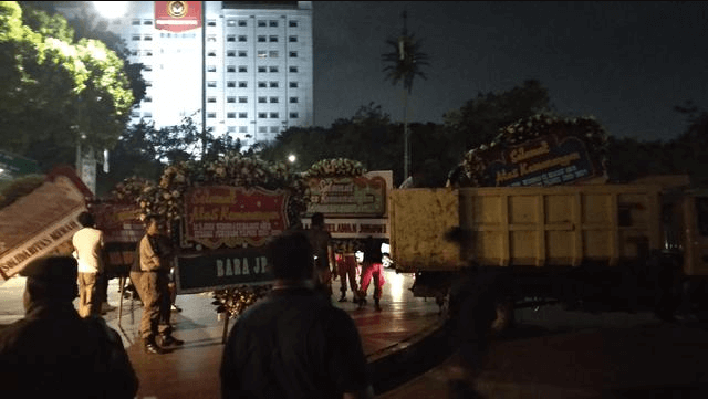Pemindahan Karangan Bunga Jokowi oleh Satpol PP Pemindahan Karangan Bunga Jokowi oleh Satpol PP