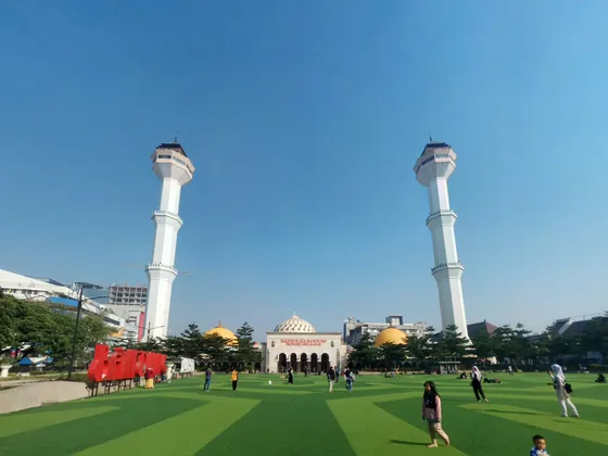 Masjid Raya Bandung dan Alun-alun di pusat kota